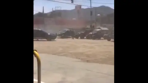 Momento en el que se produce un tiroteo en una carrera de rally en México