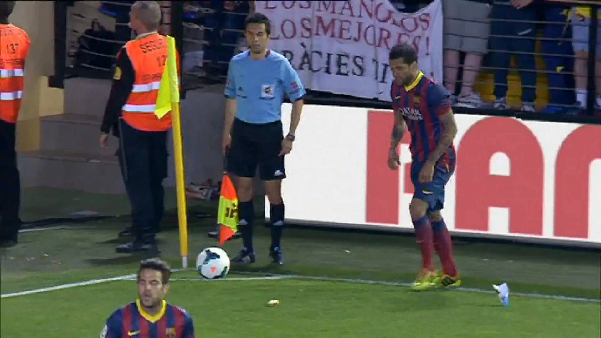 Dani Alves, en el momento de coger un pl&aacute;tano del c&eacute;sped