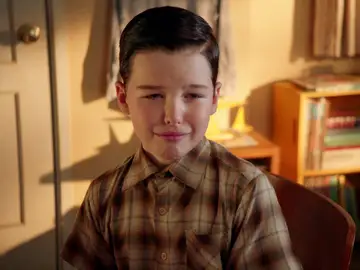 Sheldon rompe a llorar por la regañina de su padre al desmontar la nevera  Sheldon rompe a llorar por la regañina de su padre al desmontar la nevera