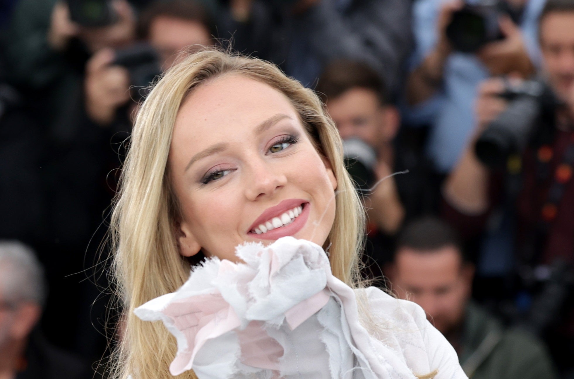 Los dos diferentes looks con los que ha brillado Ester Expósito en Cannes  tras confesar que estaba 