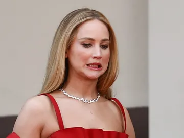 Jennifer Lawrence combina su vestido de Dior con unas chanclas en la alfombra roja en Cannes 2023 Jennifer Lawrence combina su vestido de Dior con unas chanclas en la alfombra roja en Cannes 2023