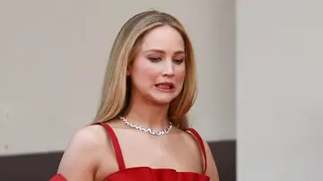 Jennifer Lawrence combina su vestido de Dior con unas chanclas en la alfombra roja en Cannes 2023