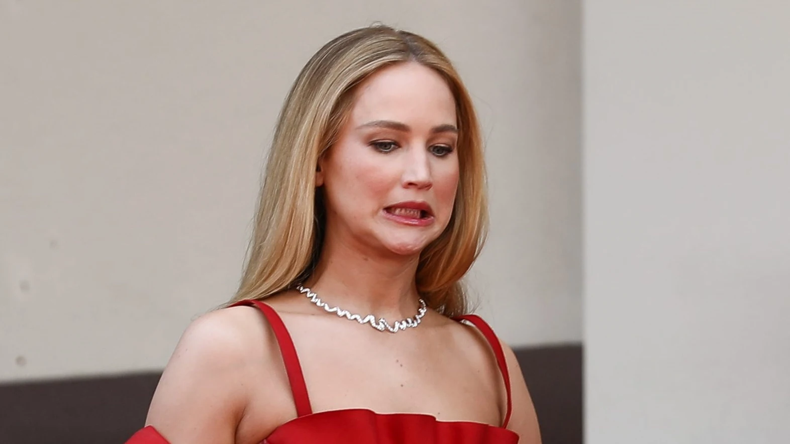 Jennifer Lawrence combina su vestido de Dior con unas chanclas en la alfombra roja en Cannes 2023 Jennifer Lawrence combina su vestido de Dior con unas chanclas en la alfombra roja en Cannes 2023