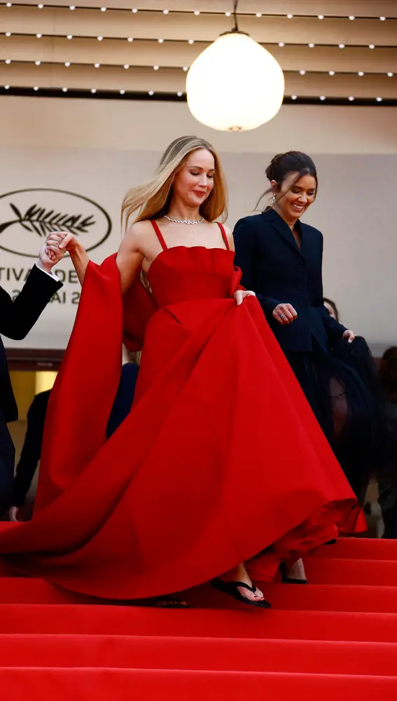Jennifer Lawrence lleva chanclas como calzado con su look de alfombra roja en Cannes 2023
