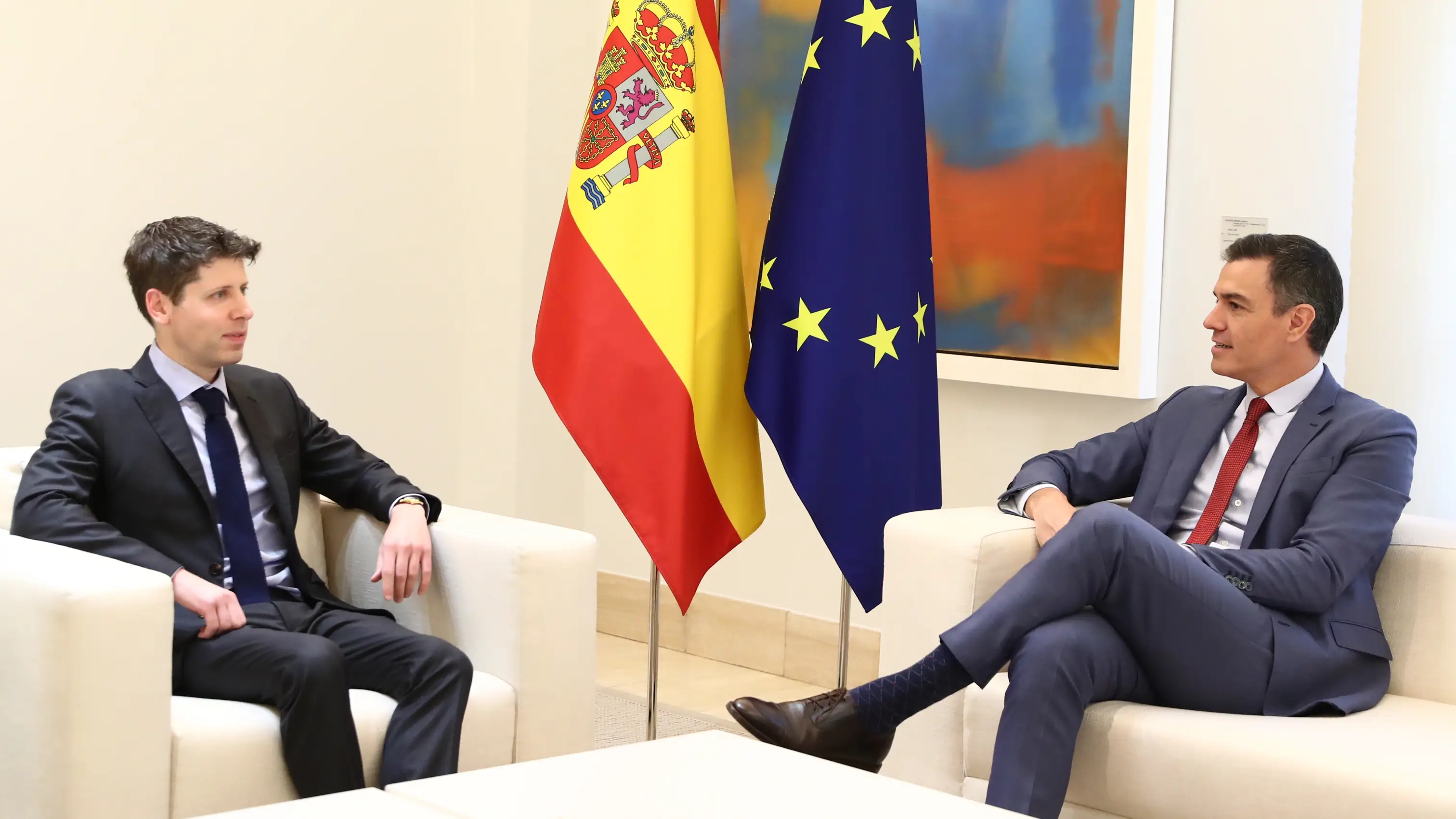 Sánchez aboga junto al creador de ChatGPT por una Inteligencia Artificial que respete los derechos y valores democráticos Sam Altman, CEO de OpenAI, junto a Pedro Sánchez en Moncloa