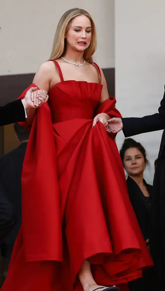 Jennifer Lawrence lleva chanclas de playa en Cannes 2023