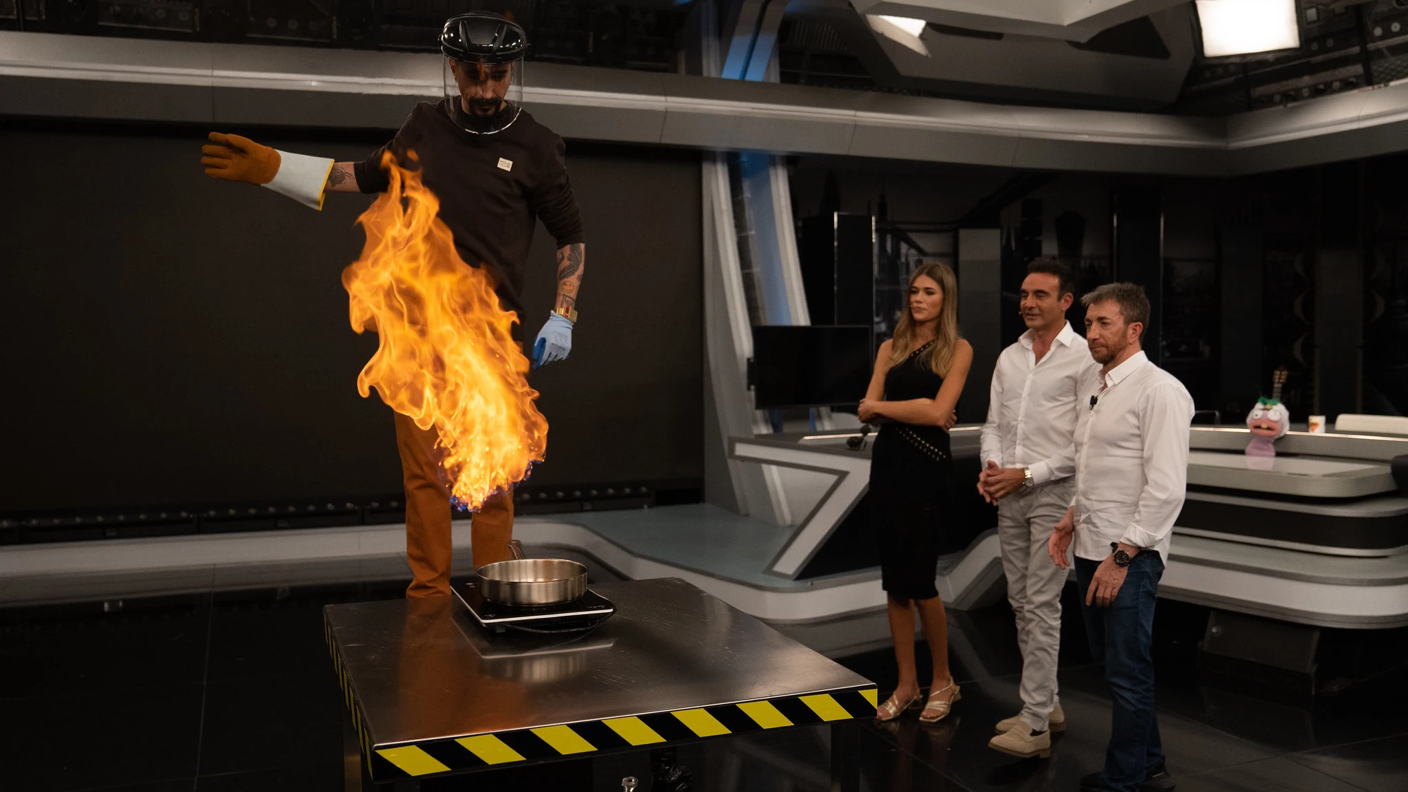 &iexcl;El poder del fuego! Marron deja boquiabiertos a Enrique Ponce y Ana Soria con su ardiente experimento