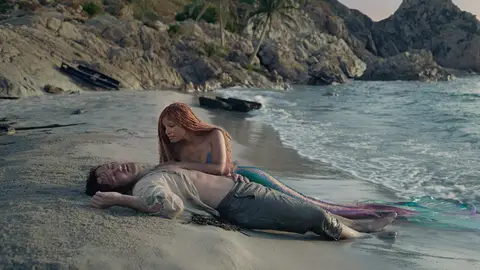 Halle Bailey como Ariel y Jonah Hauer-King como el príncipe Eric en 'La Sirenita' Halle Bailey como Ariel y Jonah Hauer-King como el príncipe Eric en 'La Sirenita'