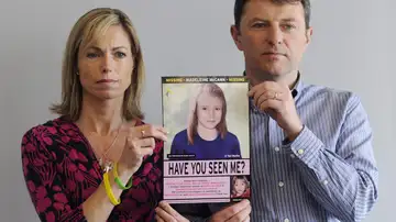 Kate y Gerry McCann, con un cartel de su hija Madeleine McCann, desparecida en 2007