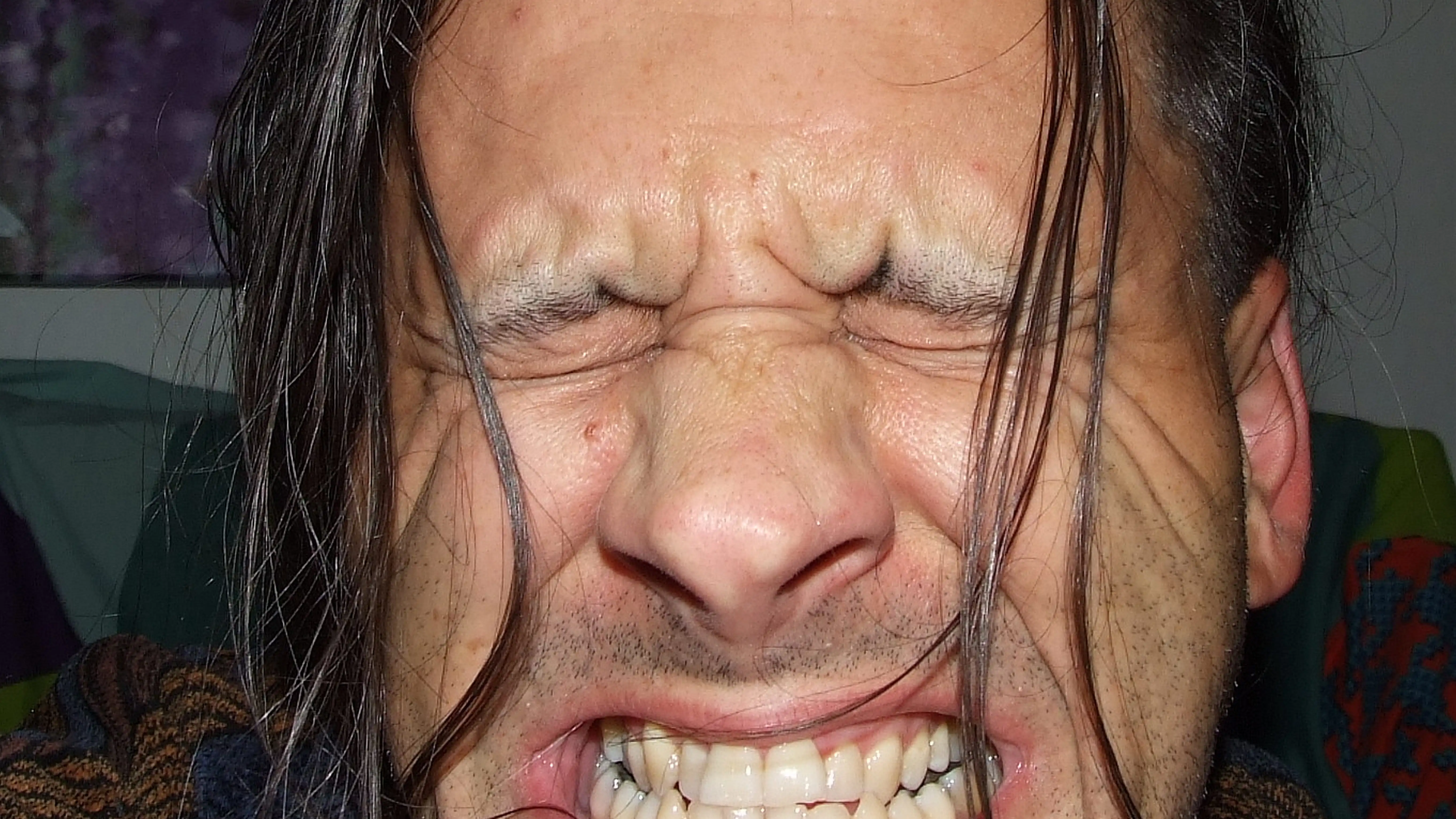 Un hombre cerrando los ojos Un hombre cerrando los ojos