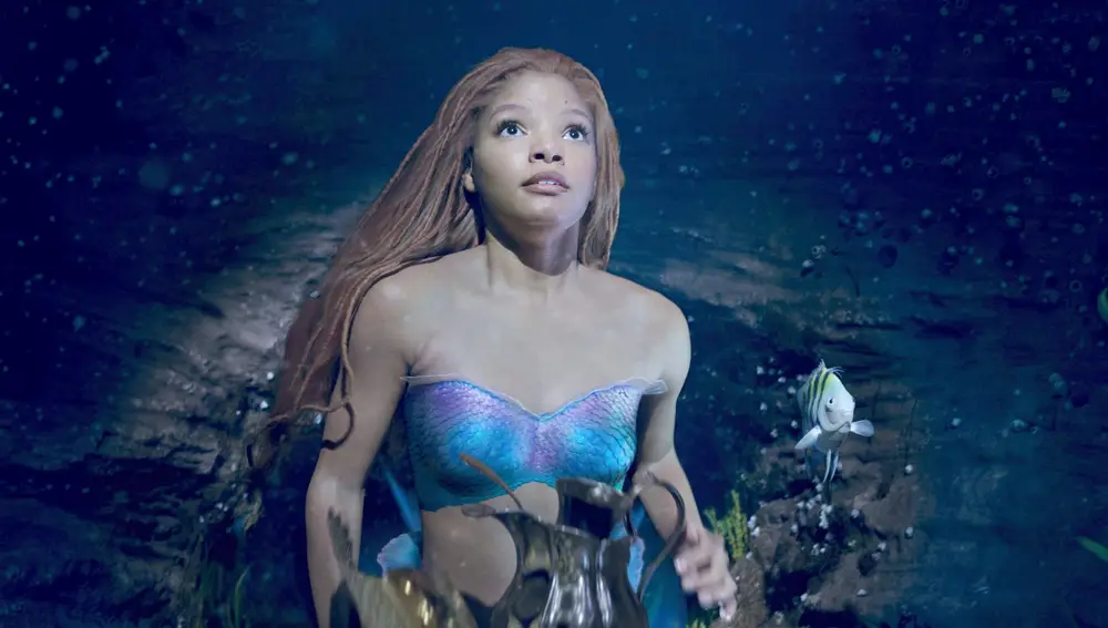 Halle Bailey como Ariel y Flounder en 'La Sirenita'