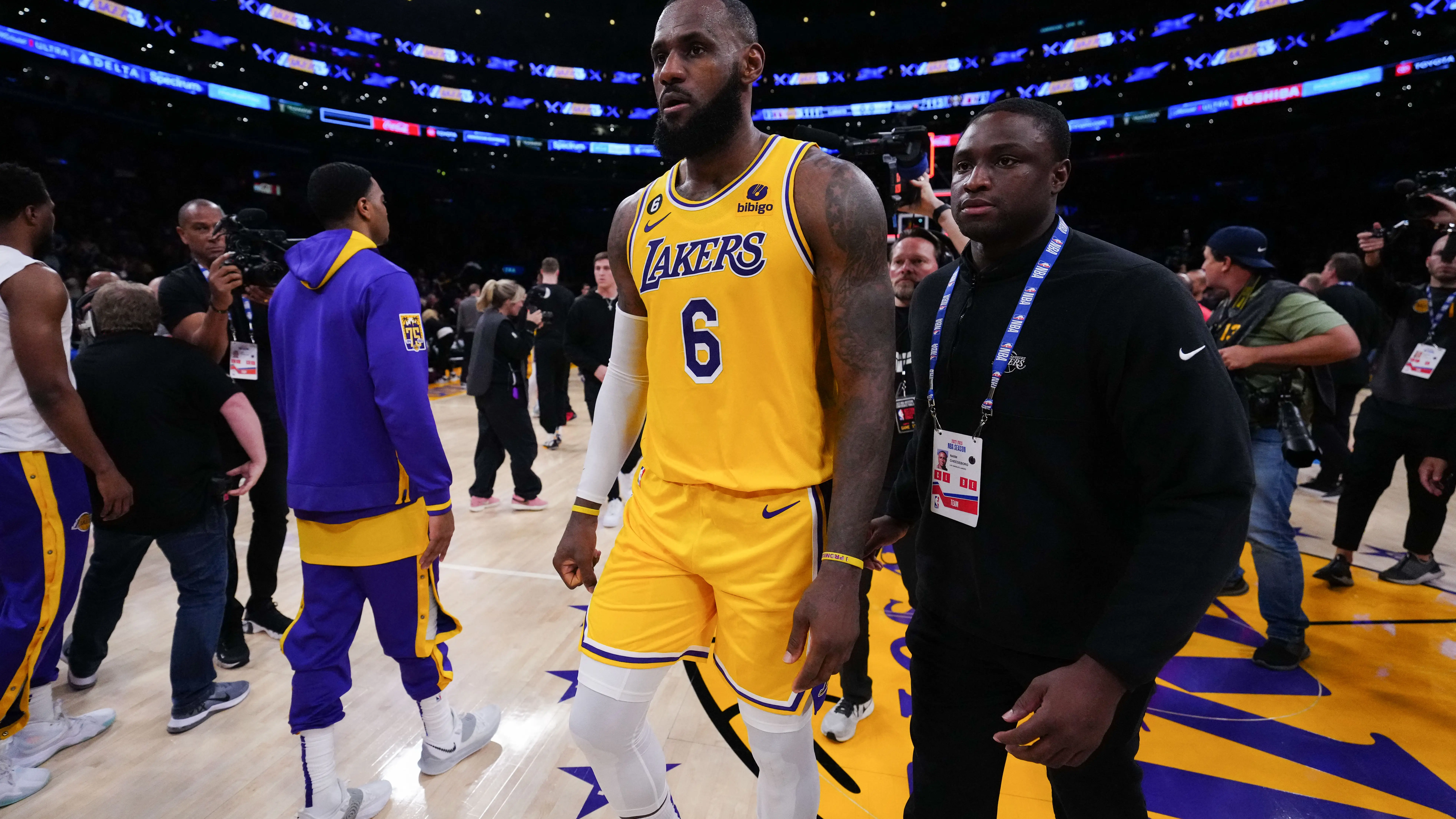 LeBron James se retira de la cancha tras ser eliminado ante los Nuggets