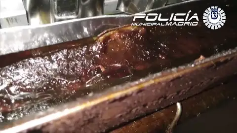 Grasa, cucarachas y mosquitos muertos: así era el local de kebabs que han precintado en Peñagrande Grasa, cucarachas y mosquitos muertos: así era el local de kebabs que han precintado en Peñagrande