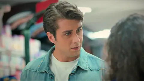 Doruk, celoso del nuevo compañero de trabajo de Asiye: "Soy igual de guapo que él" Doruk, celoso del nuevo compañero de trabajo de Asiye: "Soy igual de guapo que él"