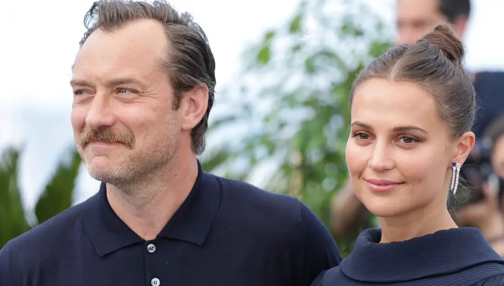 Jude Law y Alicia Vikander presentando 'Firebrand' en el Festival de Cannes