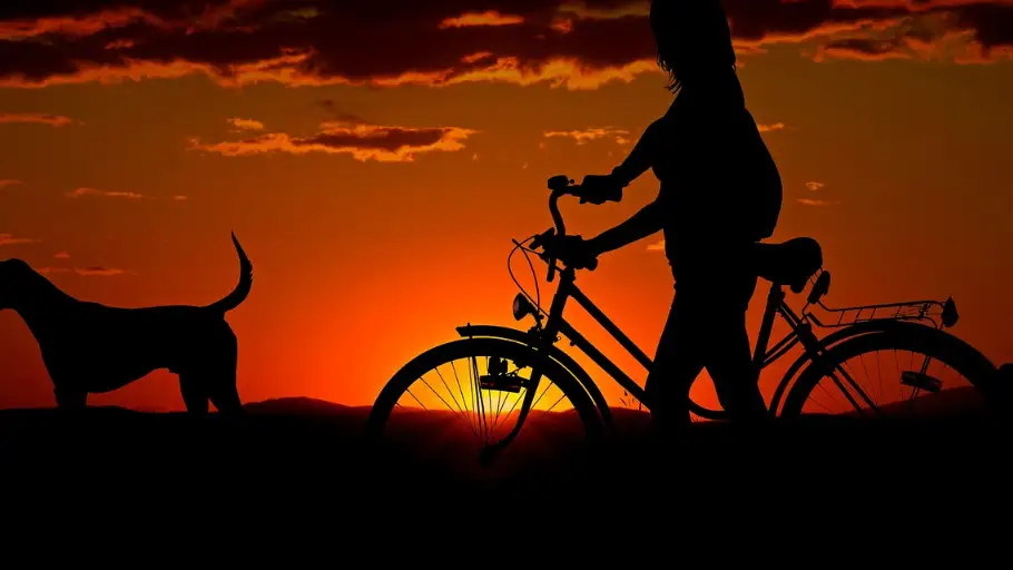 Una mujer en bicicleta