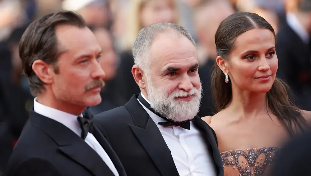 Jude Law, Alicia Vikander y el director de 'Firebrand' Karim Aïnouz en Cannes