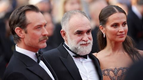 Jude Law, Alicia Vikander y el director de 'Firebrand' Karim Aïnouz en Cannes
