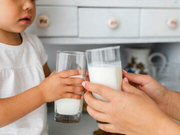 Madre e hija con un vaso de leche