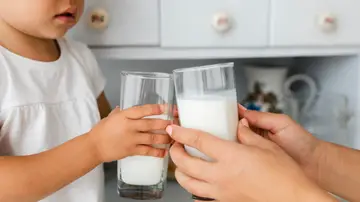 Madre e hija con un vaso de leche