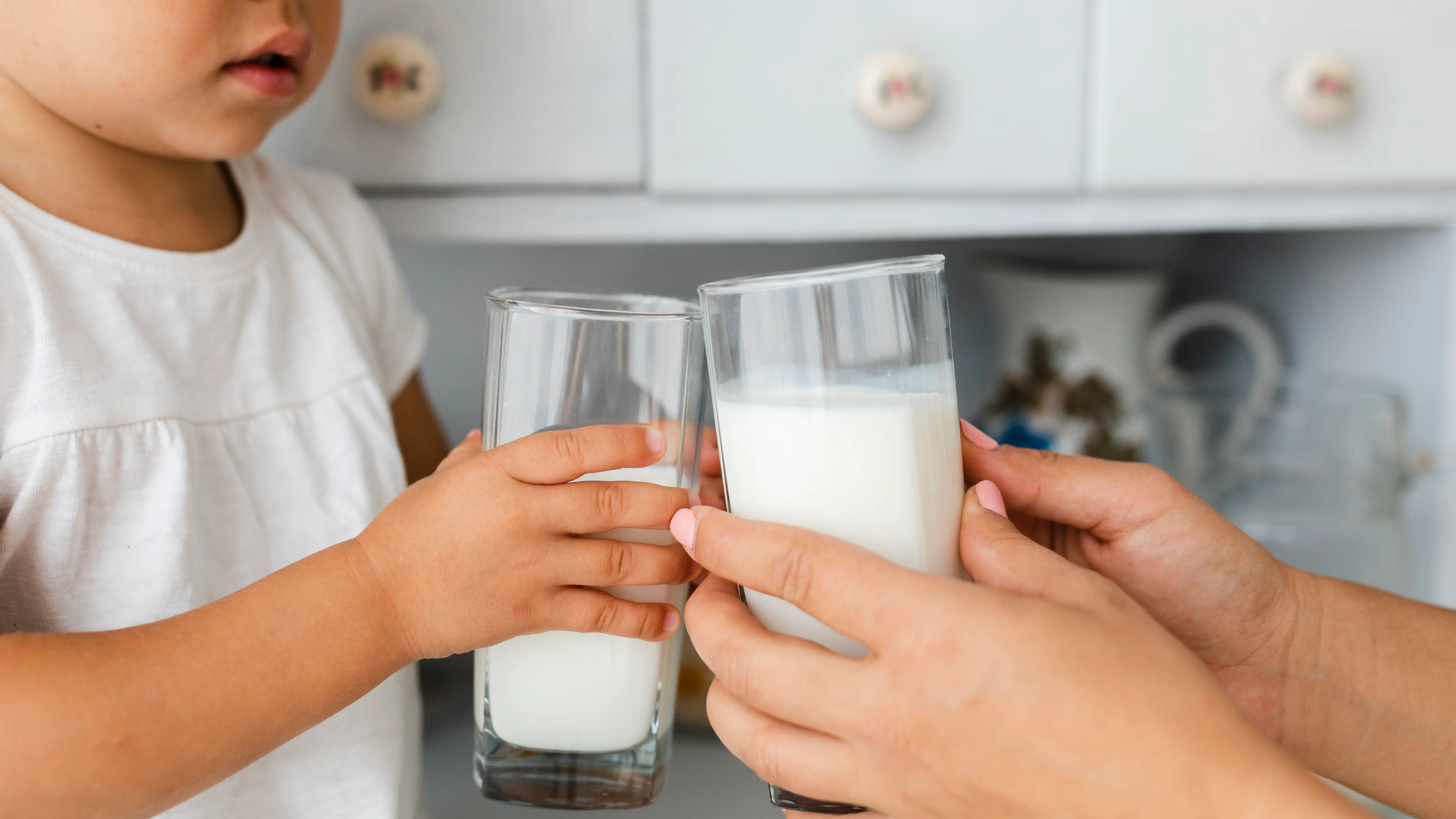 Madre e hija con un vaso de leche