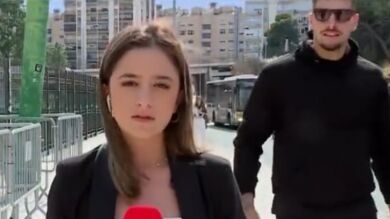 Una periodista, acosada en directo por un hincha: 