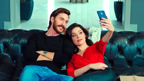 Kemal y Zehra se reconcilian y siguen con sus planes de boda, para desgracia de Ender Kemal y Zehra se reconcilian y siguen con sus planes de boda, para desgracia de Ender