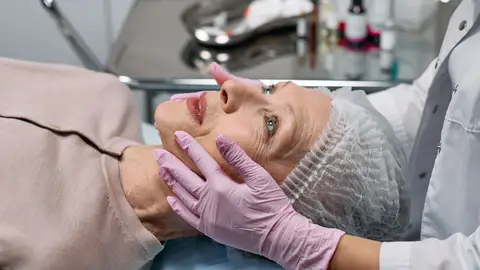 Mujer tratada por especialista en medicina estética Mujer tratada por especialista en medicina estética