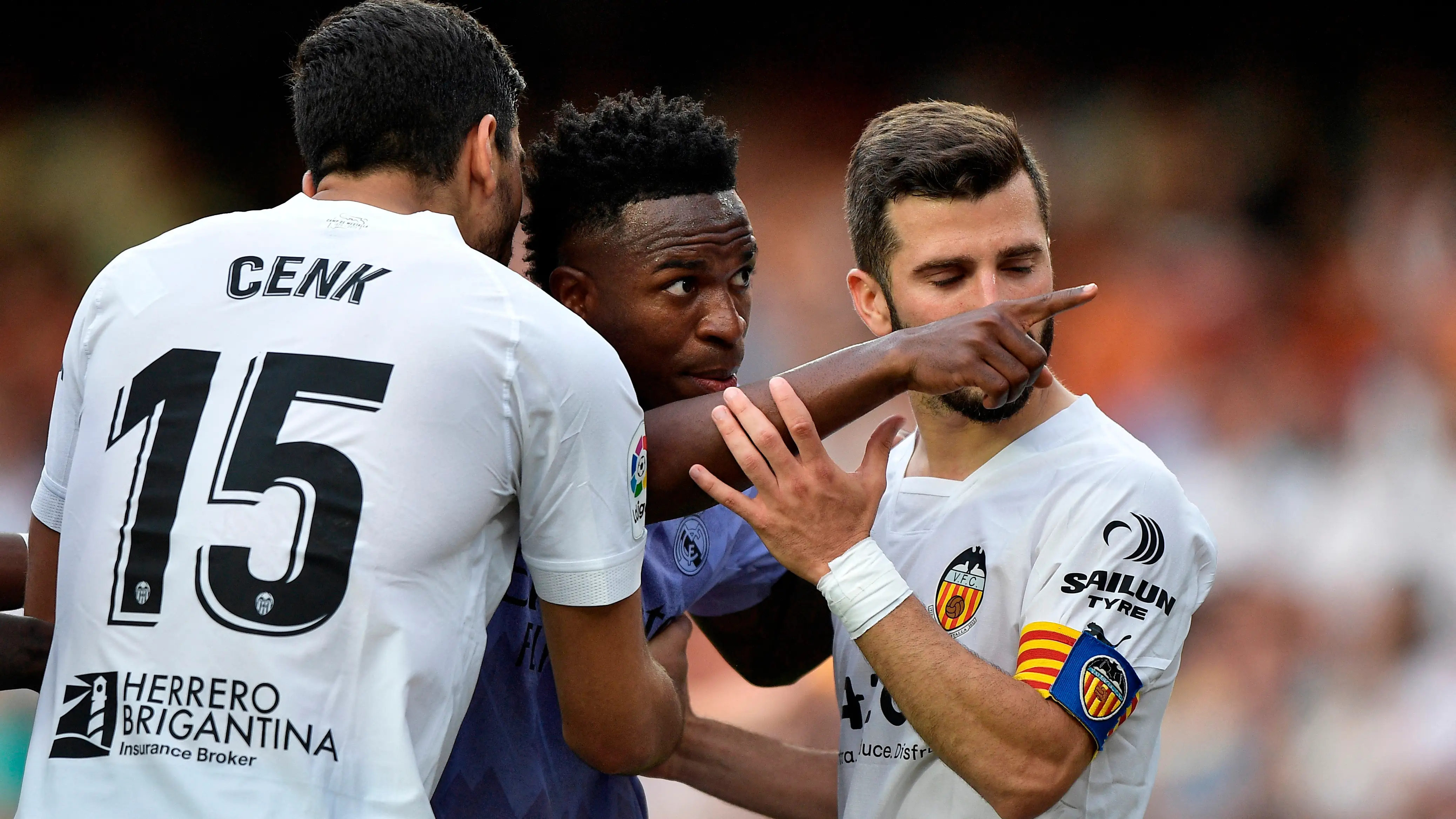 Vinícius señala a un aficionado en Mestalla Vinícius señala a un aficionado en Mestalla