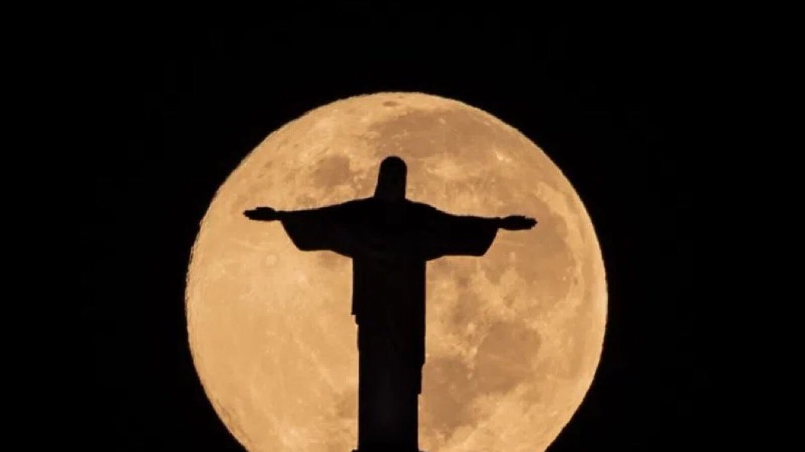 El Cristo Redentor se apaga contra el racismo tras los insultos a Vinícius