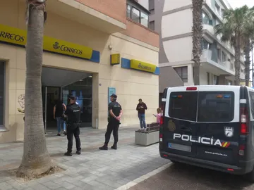 Imagen de la policía en la oficina de Correos de Melilla Imagen de la policía en la oficina de Correos de Melilla