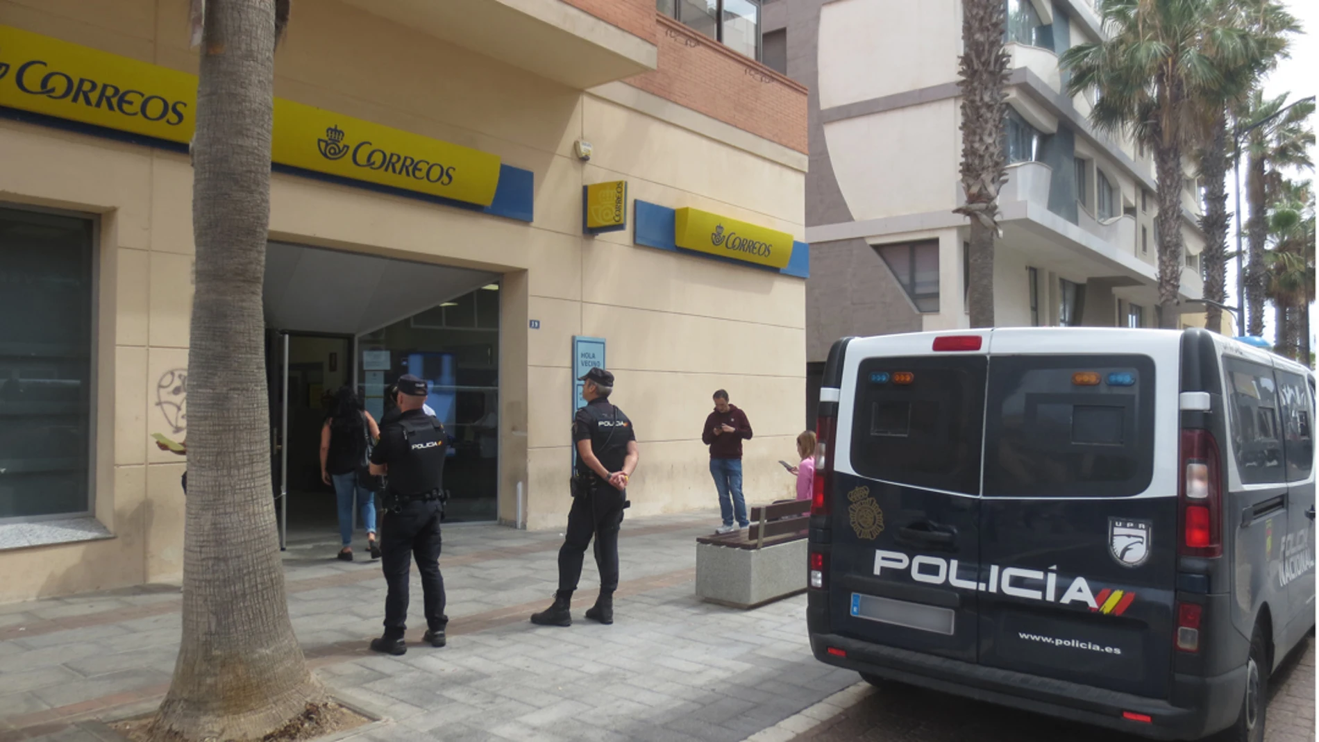 Imagen de la policía en la oficina de Correos de Melilla