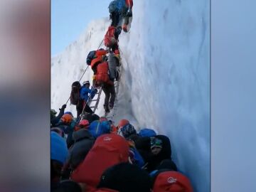 Imagen de la masificación en el Everest