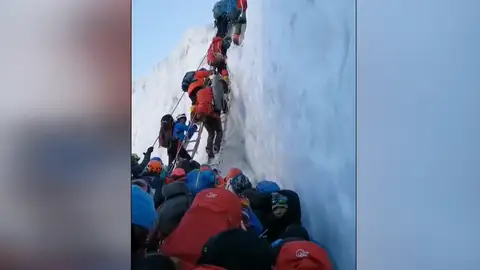 Imagen de la masificación en el Everest