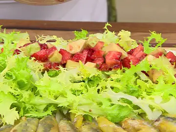 La ensalada exótica de Arguiñano: de escarola, fresas, aguacate y un aliño especial