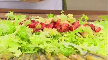 La ensalada exótica de Arguiñano: de escarola, fresas, aguacate y un aliño especial