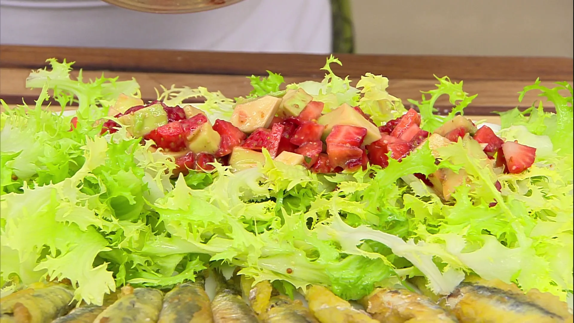 La ensalada exótica de Arguiñano: de escarola, fresas, aguacate y un aliño especial La ensalada exótica de Arguiñano: de escarola, fresas, aguacate y un aliño especial