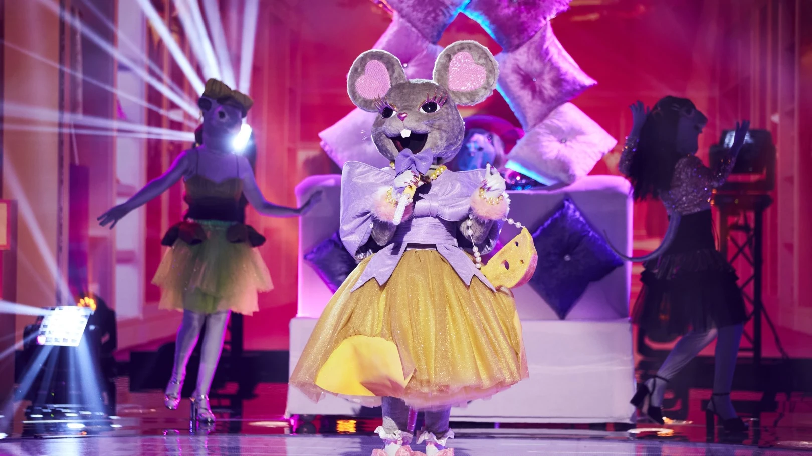 Ratita retoza sobre el escenario de ‘Mask Singer’ con ‘Strong Enough’ de Cher 