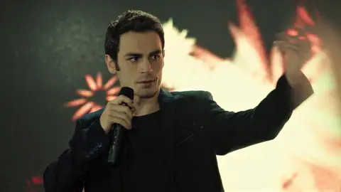 Avance del próximo capítulo de ‘Pecado Original’: Dündar le dedica una canción a Zeynep en el karaoke Avance del próximo capítulo de ‘Pecado Original’: Dündar le dedica una canción a Zeynep en el karaoke