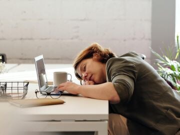 Una mujer se duerme frente al ordenador