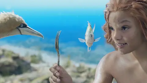 La gaviota Scuttle, Flounder y Halle Bailey como Ariel en 'La Sirenita' La gaviota Scuttle, Flounder y Halle Bailey como Ariel en 'La Sirenita'