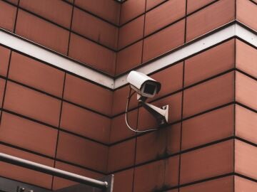 Imagen de una cámara de seguridad en un edificio