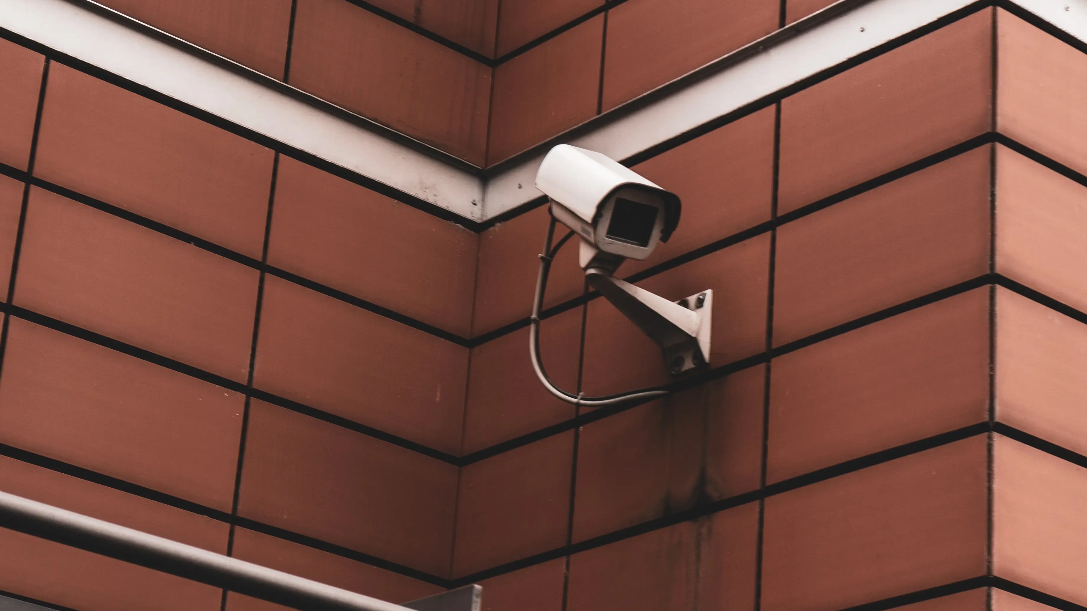 Imagen de una c&aacute;mara de seguridad en un edificio
