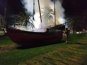 Arde la réplica de la carabela de 'La Niña III' en el parque de Santa Catalina, en Las Palmas de Gran Canaria Arde la réplica de la carabela de 'La Niña III' en el parque de Santa Catalina, en Las Palmas de Gran Canaria