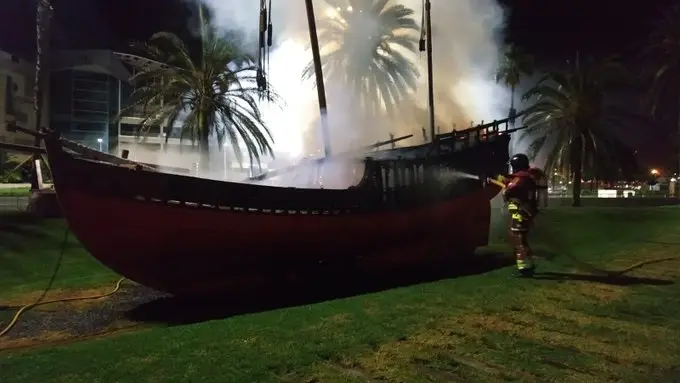 Arde la r&eacute;plica de la carabela de 'La Ni&ntilde;a III' en el parque de Santa Catalina, en Las Palmas de Gran Canaria