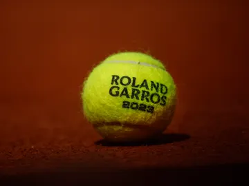Una pelota del actual Roland Garros 2023 Una pelota del actual Roland Garros 2023