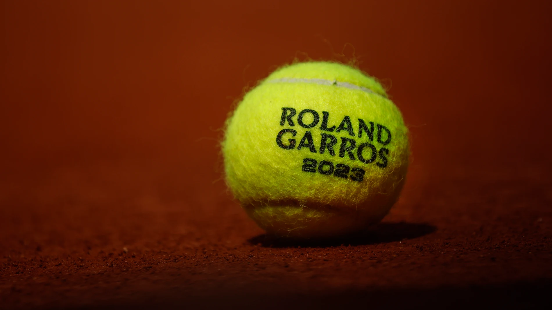 Una pelota del actual Roland Garros 2023
