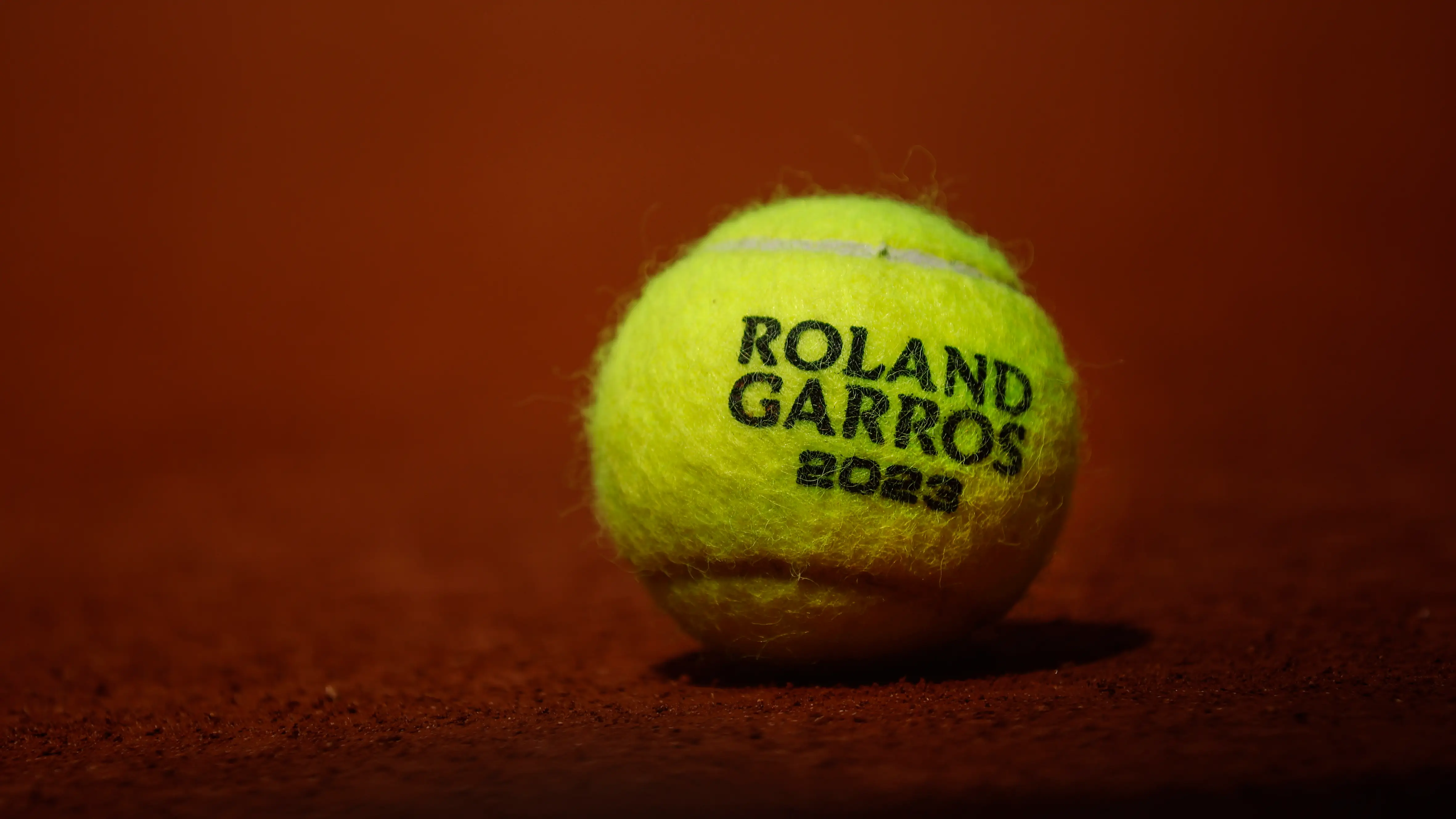 Una pelota del actual Roland Garros 2023