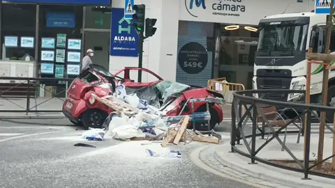 Coche arrollado por un palé de sacos de yeso Coche arrollado por un palé de sacos de yeso