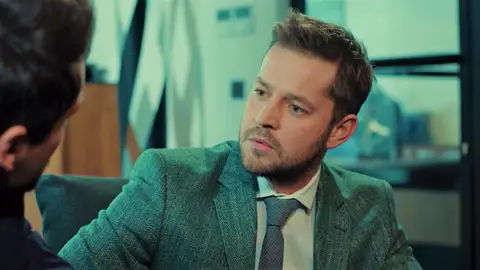 Hakan hace reflexionar a Alihan sobre Halit: "¿Y si hemos hecho todo esto por un malentendido?" Hakan hace reflexionar a Alihan sobre Halit: "¿Y si hemos hecho todo esto por un malentendido?"